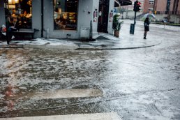 Overvann_regnvann i Holbergs gate_Oslo_Foto Ilja Hendel