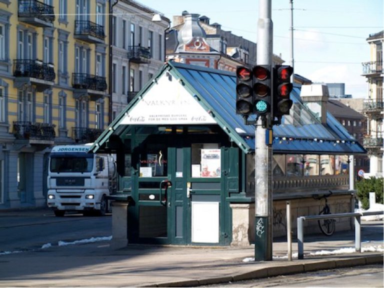 Fig. 14 Byggverk for publikum. Tilkomst er trinnfri, men er inngangsdør synleg? Foto: Tone Rønnevig